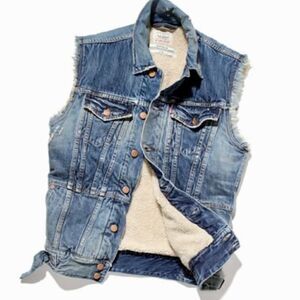 Levi’s x Robert Geller Type III
Denim Sherpa Vest Vintage Collection